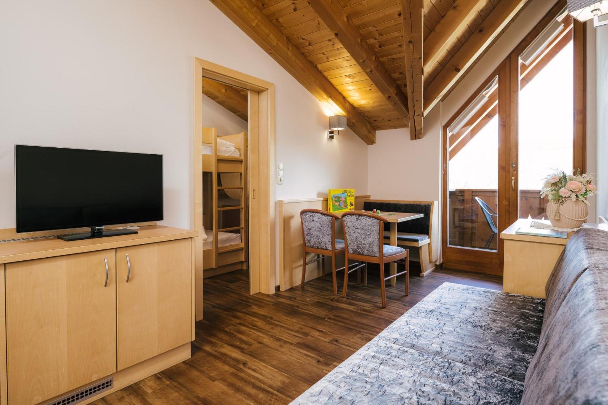 Kinderhotel Laderhof لاديس المظهر الخارجي الصورة