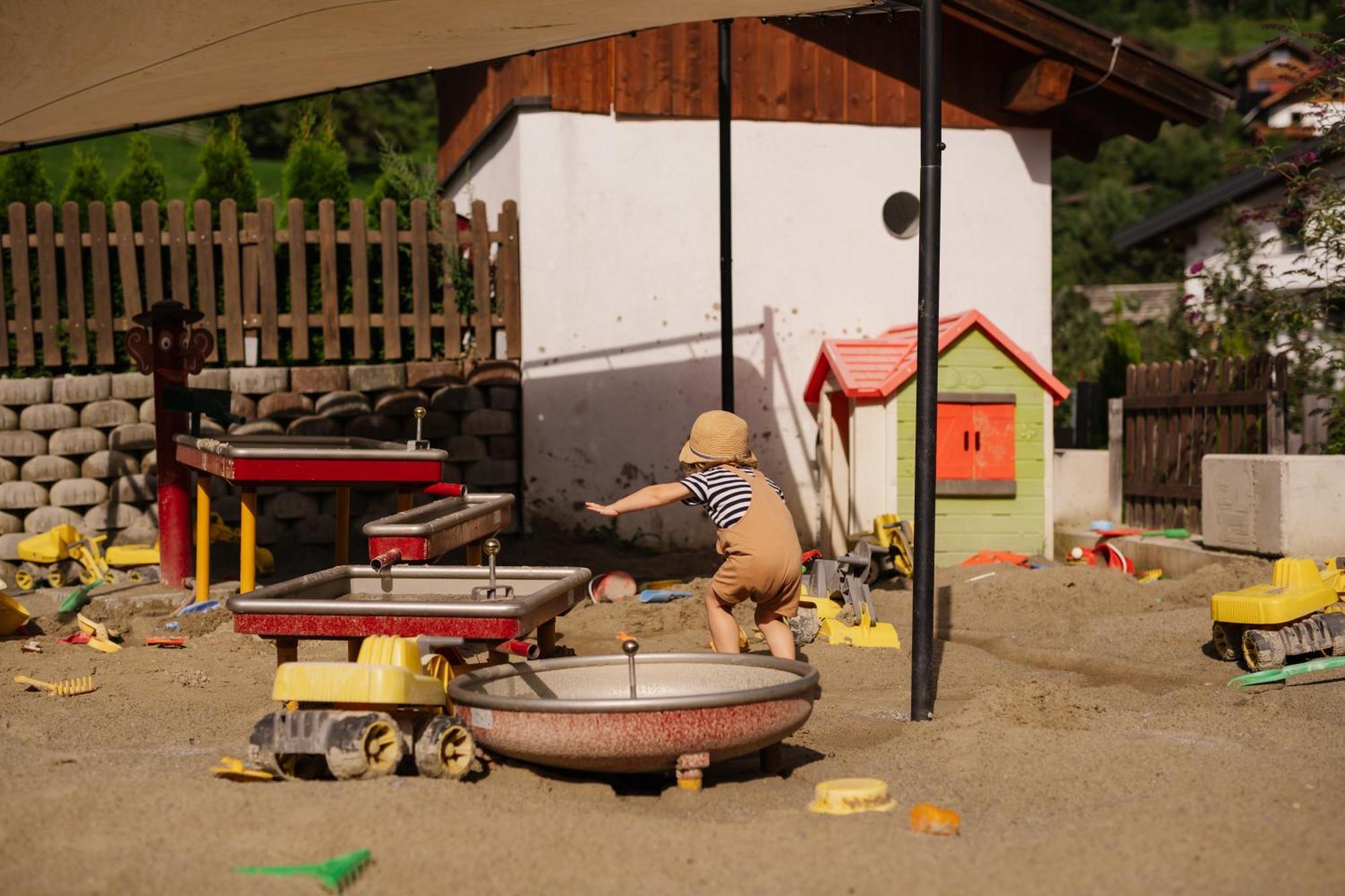 Kinderhotel Laderhof لاديس المظهر الخارجي الصورة